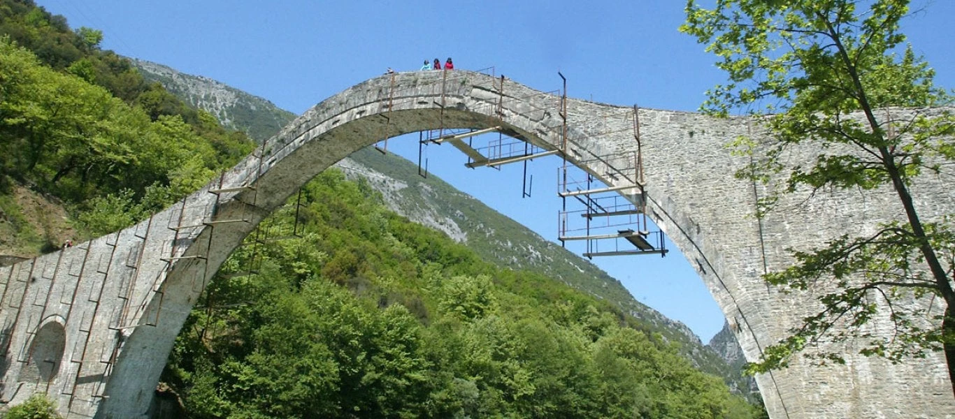 Έπεσαν οι υπογραφές για το ιστορικό Γεφύρι της Πλάκας – Eίχε καταρρεύσει τo 2015